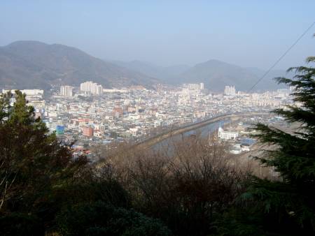 전망대에서 바라본 동천과 시내 정경 